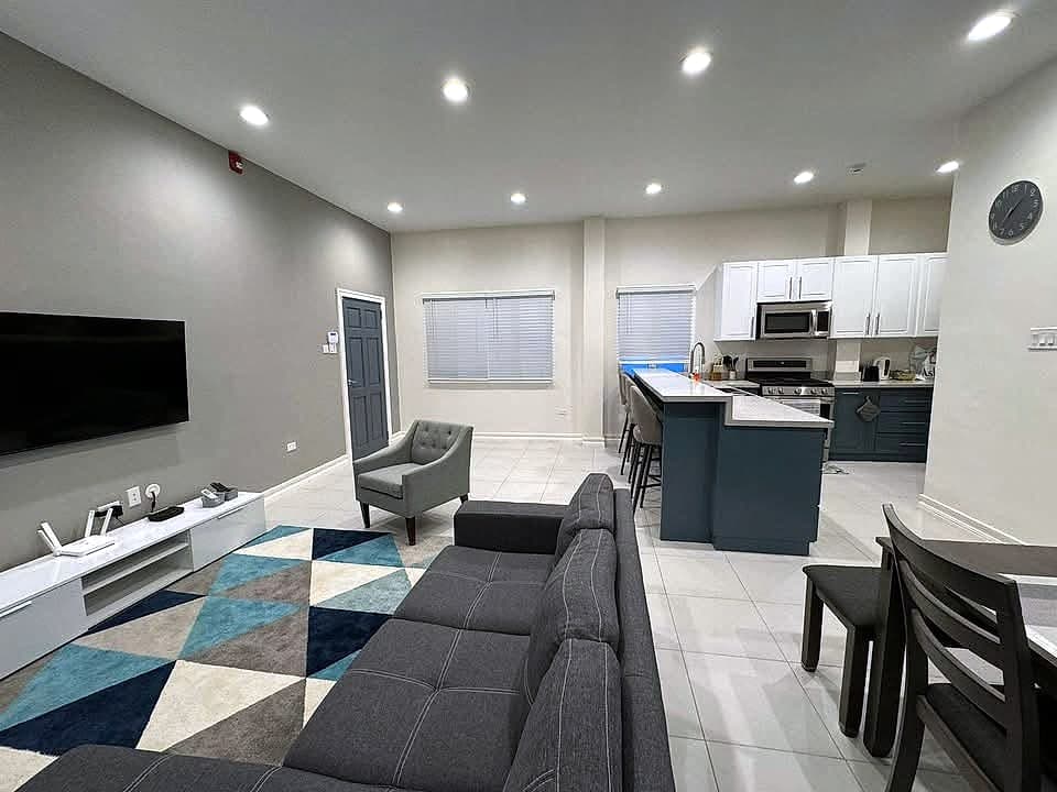Live comfortably in this sleek, modern Lamaha Street apartment.